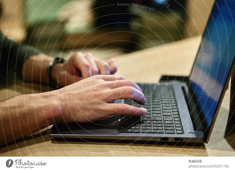 Männliche Hand tippt auf Laptop-Tastatur in Café Mann männlich Freiberufler Keyboard Tippen benutzend Lifestyle online Arbeitsplatz Büro Erwachsener anonym