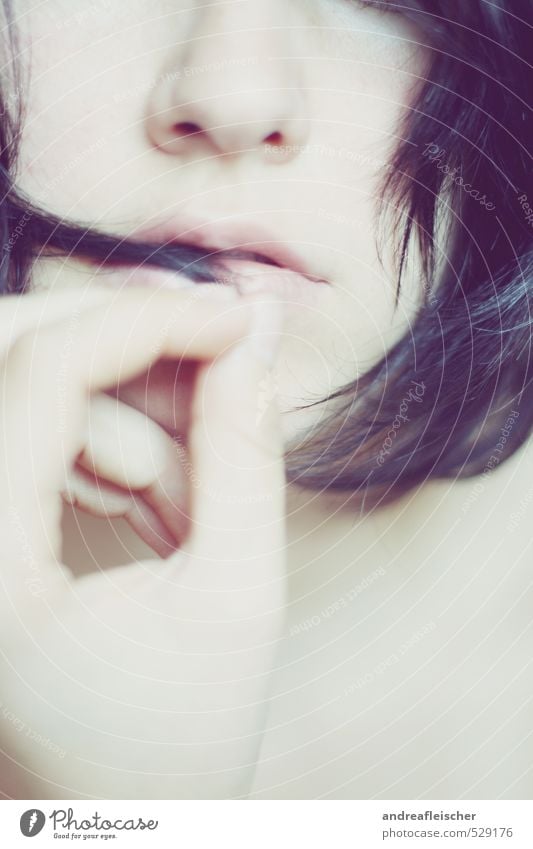 Selfie. feminin ästhetisch Kurzhaarschnitt Lippen bleich Nase Hand schwarz Romantik Detailaufnahme 18-30 Jahre Jugendliche Selbstportrait Porträt Vorderansicht
