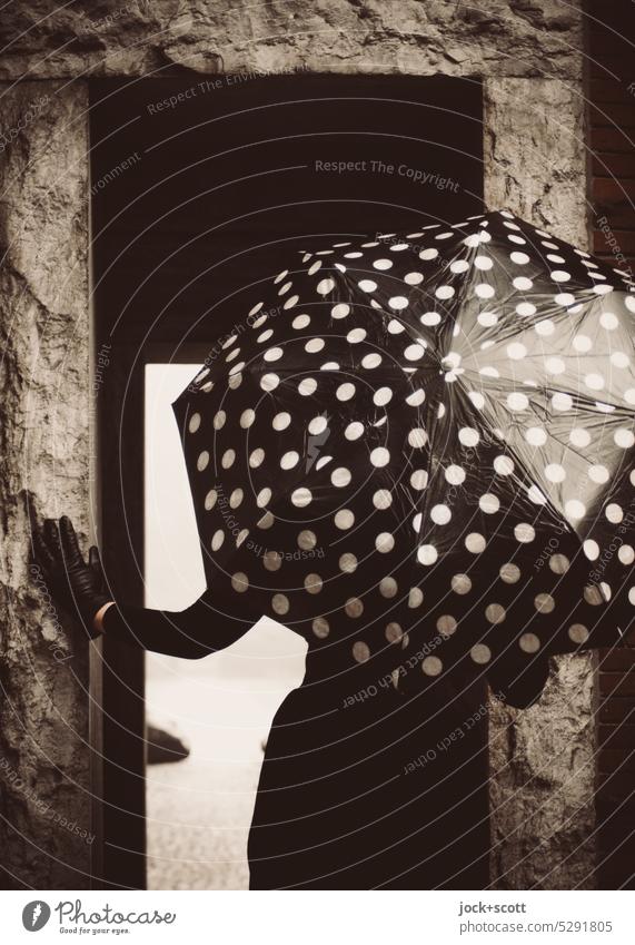 [HH Unnamed Road] junge Frau besucht Erinnerungsort mit Regenschirm Erwachsene Handschuh Punkte Melancholie Lifestyle Mensch Regentag Gedeckte Farben kalt