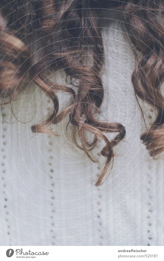 Lockenkopf. feminin Leben ködern Haare & Frisuren Strickjacke Muster Strukturen & Formen Wellen Romantik braun weiß bleich Pastellton krause Haare Rücken
