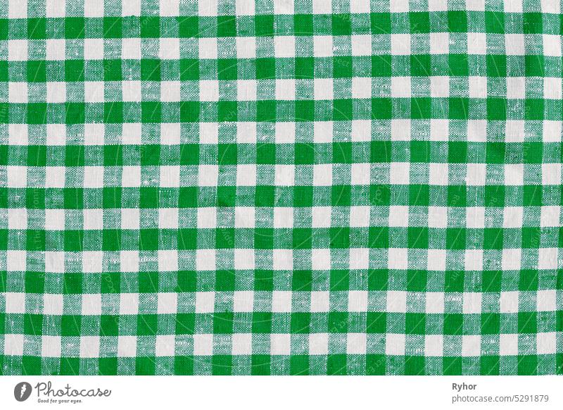 Natural Plaid Fabric Abstract Background Texture, Green White Colors. karierte Tischdecke Stoff. grün mit weißen Tartan Quadrat Muster als Hintergrund. Leinen Plaid Stoff Tischtuch. Abstrakter Hintergrund, Grün und Weiß Farben Tartan Quadrat Muster.
