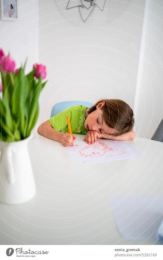 Ein Kind sitzt am Tisch und malt Kindheit Schulkind Vorschulkind lernen malen müde Schule Kindererziehung Bildung schreiben Kreativität Schüler Papier