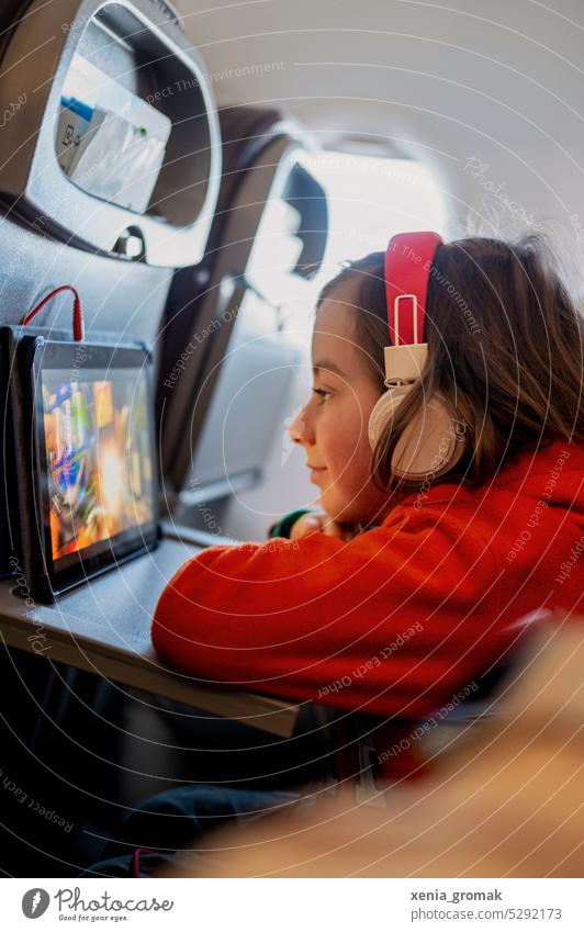 Kind im Flugzeug Kindheit Urlaub Ferien & Urlaub & Reisen Schulferien Tourismus Bildschirmzeit netflix Kopfhörer Kindererziehung Passagier Abheben Ausflug
