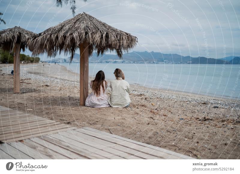 Zwei Personen sitzen am Strand Urlaub Ferien & Urlaub & Reisen Sommer Meer Sommerurlaub Tourismus Erholung Wasser Menschenleer Frauen Griechenland Mittelmeer