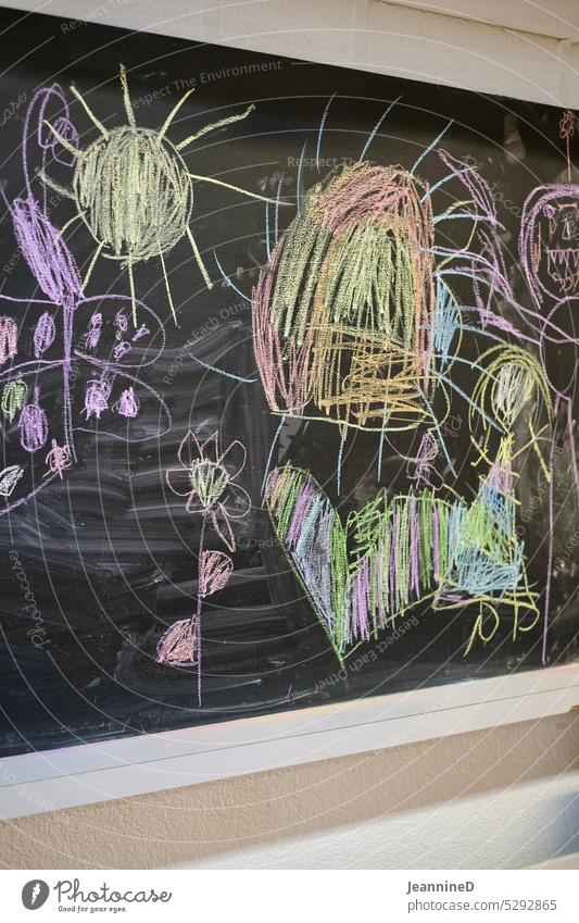 Kindermalerei auf Wandtafel kreidemalerei Kindergarten Kreidezeichnung Kindheit Tagesstätten malen zeichnen sonne Kinderspiel Zeichnung Schmetterling