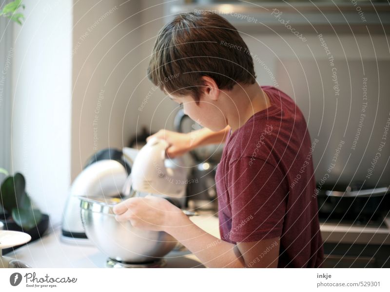Junge kocht Ernährung Essen zubereiten Rührkuchen Schalen & Schüsseln Rührbesen Lifestyle Freizeit & Hobby Häusliches Leben Küche Kindererziehung Kindheit