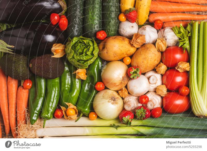 Hintergrund erstellt mit Obst und Gemüse, Gurken, Auberginen, Kartoffeln, Paprika, Knoblauch, Pilze, Salat, Karotten, Lauch, Sellerie, Erdbeeren, Physalis, Tomaten, Avocados und Gurken, vegetarischen Hintergrund.