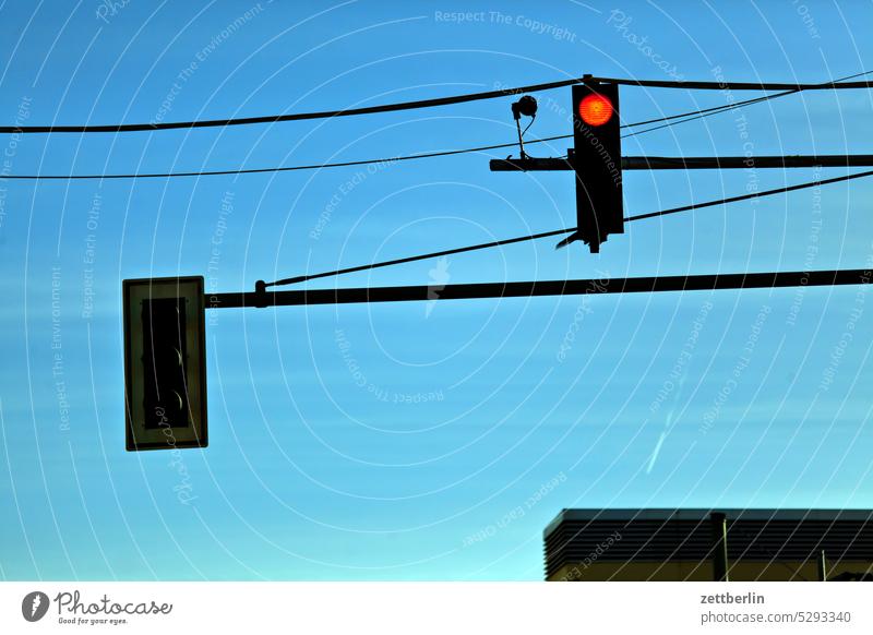 Ampel, rot ampel verkehr kreuzung starße starßenverkehr froschperspektive lichtsignal lichtsignalanlage Verkehrswege Verkehrszeichen Stadt Straßenkreuzung