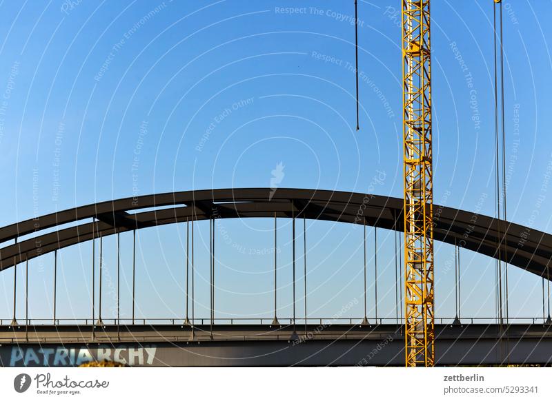 Brücke, Kran, Patriarchat Hochbau baugewerbe bauindustrie baustelle drehkran froschperspektive gewerk himmel himmelblau ingenieurbau menschenleer montage