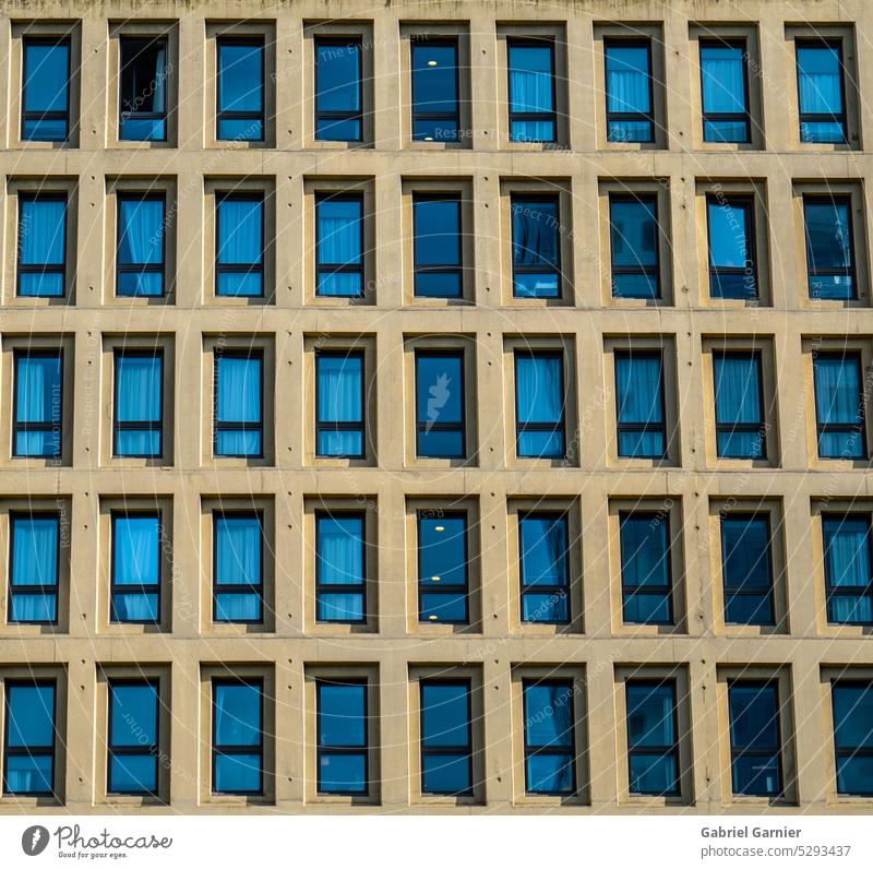 Modernes Gebäude in Nantes, Frankreich. Blaue Fenster. abschließen niedriger Winkel Niedrigwinkel-Fotografie Tiefschuss Tiefblick Reflexion & Spiegelung