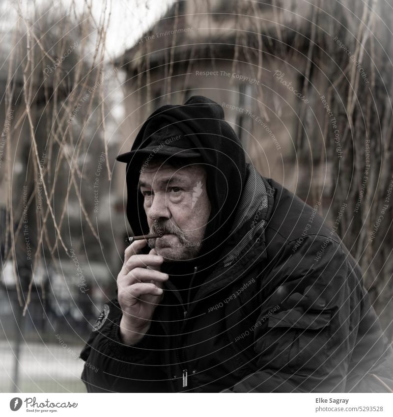Portrait - einsamer, ratloser  , rauchender Mann Porträt Gesicht Schwarzweißfoto dunkel Bart Auge Denken Konzentration maskulin Mund Schatten