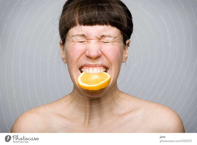 fruchtig II Lebensmittel Frucht Orange Orangenscheibe Zitronenscheibe Ernährung Bioprodukte Vegetarische Ernährung Gesundheit Gesunde Ernährung Junge Frau