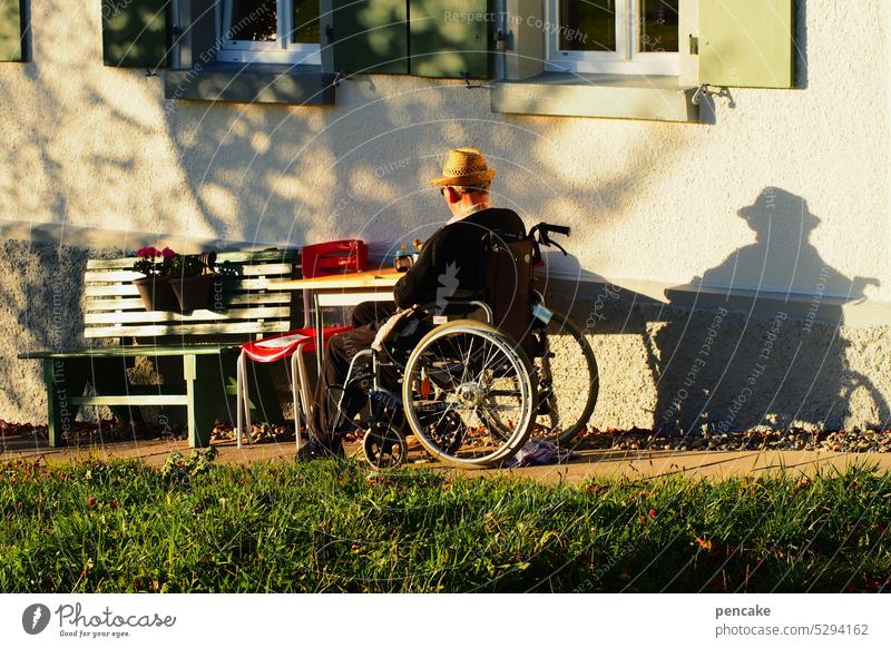 zähne zsmmnbßn | altwerden alter Mann Senior pflegebedürftig krank Rollstuhl Abendsonne Schattenspiel Draussen Pflegestufe Krankheit Alter Gesundheitswesen