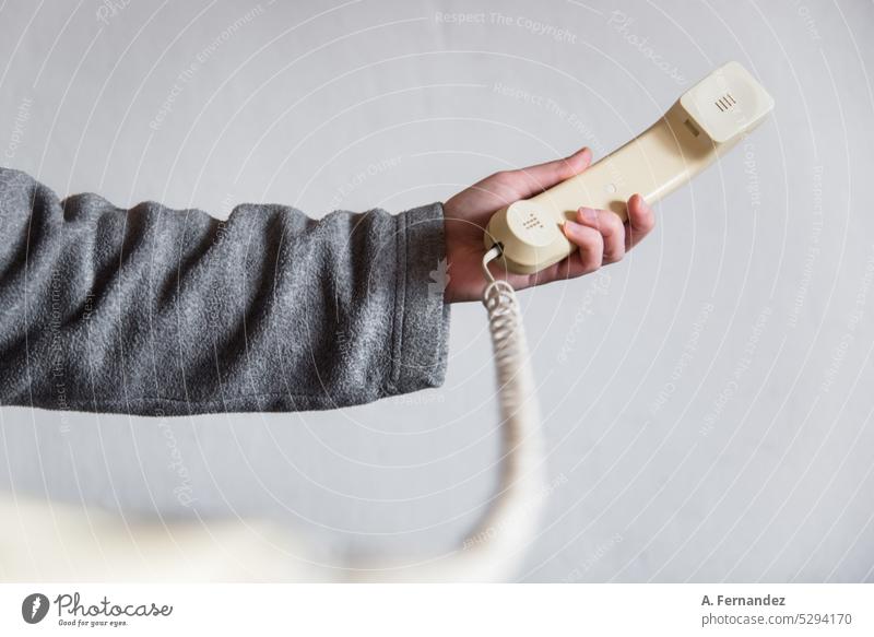 Frau, die den Hörer eines alten Retro-Telefons in der Hand hält. Konzept des Wandels der Kommunikationsmittel altes Telefon Telefonanschluss Telefonnummer