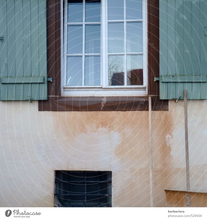 Schneeschippe bitte wegräumen! Wasser Frühling Winter Klima Wetter Haus Gebäude Fassade Fenster Fensterladen Schneeschaufel Besenstiel alt kalt nass Stimmung