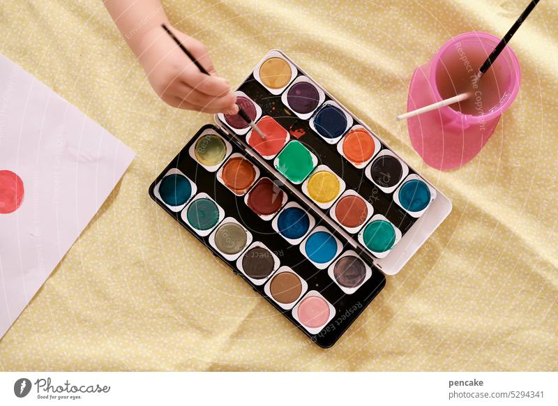 farb | sammlung Farben malen Wasserfarben Farbkasten Kind Hände Beschäftigung Kreativität Freizeit & Hobby Pinsel mehrfarbig Aquarell Malutensilien Nahaufnahme