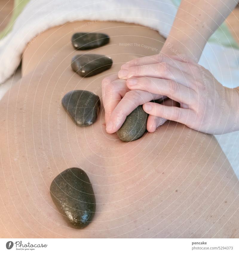 stein | sammlung Massage Therapie Rücken haut Steine Haende Wellness Sammlung heiße Steine Wärme Behandlung Gesundheit Entspannung