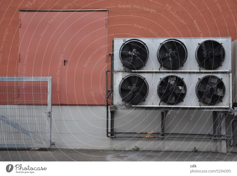 Sammlung | von Ventilatoren | Klimaanlage | Industrie | Ladezone Anlage Gebäude Industrieanlage Fabrik Bauwerk Fassade Wand Farbe rot grau Rohre Technik