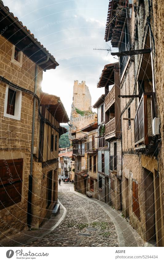 Straße von Frias mit der Burg im Hintergrund, Burgos, Spanien Dorf Burg oder Schloss mittelalterlich Wahrzeichen Stadt Tourismus Ausflugsziel eng reisen Erbe
