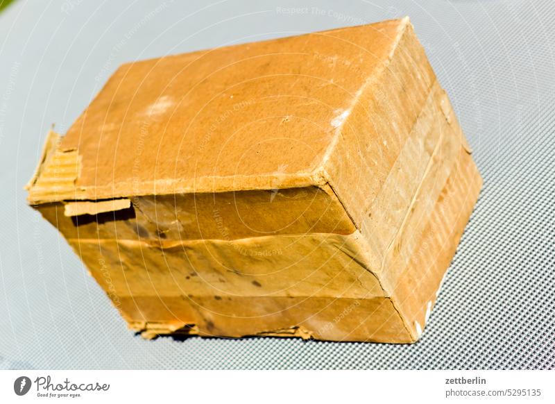 Pappkarton geschenk post stehen würfel quader kante ecke wellpappe tara päckchen paket verpackung kiste pappkarton liegen lage export verschicken versenden