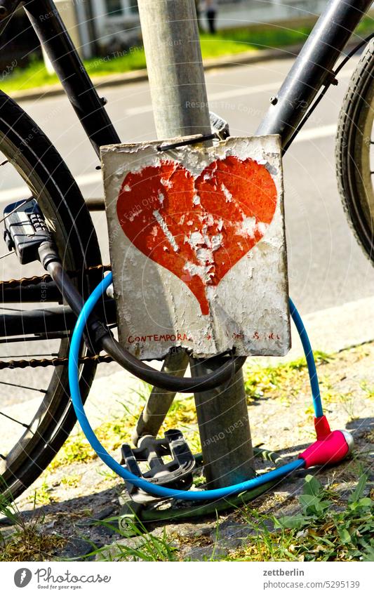 Herz mit Fahrradschloß emotion frühling frühlingsgefühl frühlingsgefühle herz liebe liebeserklärung partnerschaft symbol zuneigung fahrrad fahrradschloß