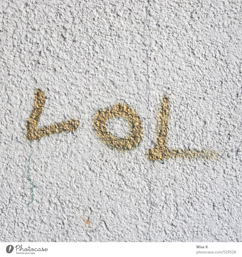 Zum Lachen an die Wand gehen Mauer Zeichen Schriftzeichen lachen lustig Gefühle Freude Fröhlichkeit Begeisterung lol gold Buchstaben Graffiti Farbfoto