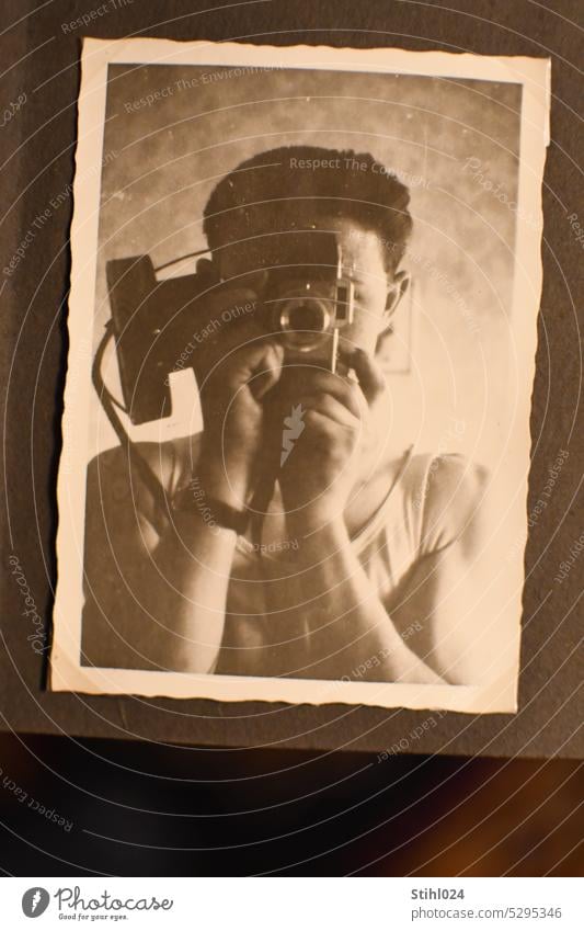 sich selber fotografieren - ganz analog - mein Papa Schwarzweißfoto schwarzweiß Fotografieren spiegel portrait mann Fotokamera Innenaufnahme Objektiv alt Blende
