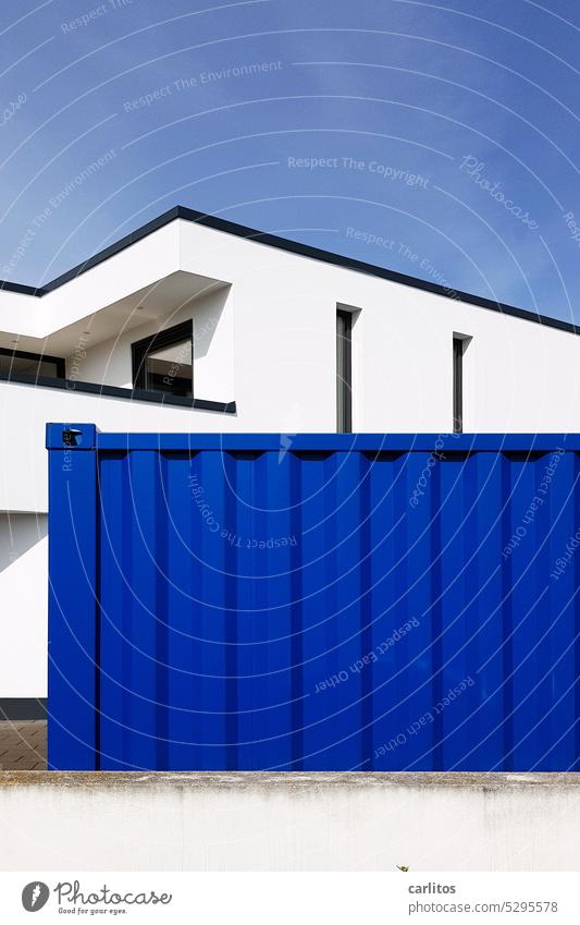 Blauer Container vor'm  "Weißen Haus" Architektur blau weiß Himmel modern Fassade Fenster