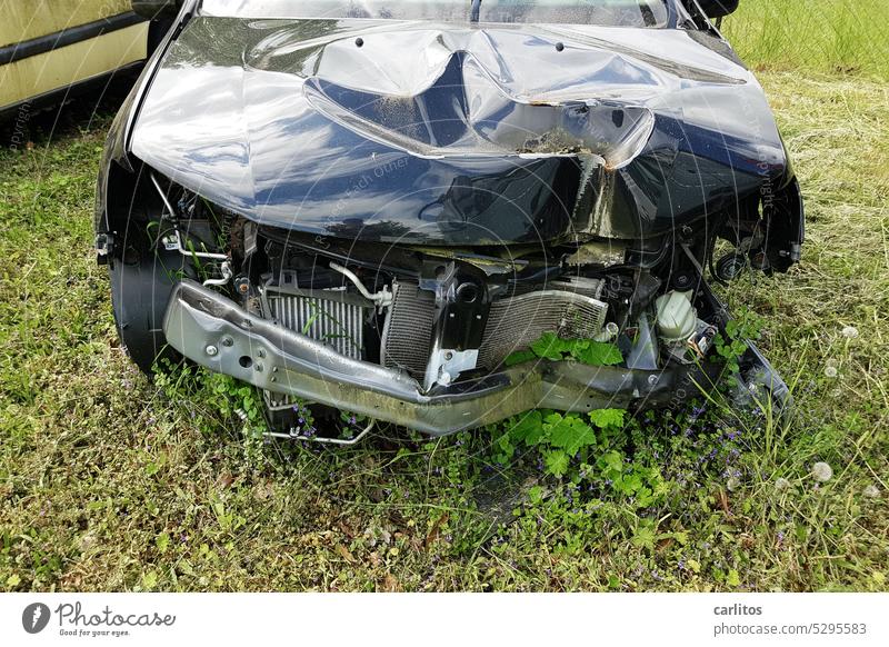 Kleiner Parkrempler Auto Schaden Auffahrunfall PKW Fahrzeug Unfall Versicherung Kollision Reparatur Verkehr versichert Totalschaden Versicherungsbetrug