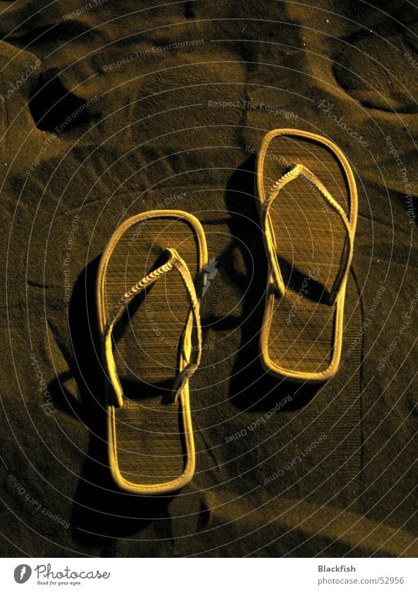 Spuren im Sand Flipflops weiß Schuhe Physik weich heiß Strand Ferien & Urlaub & Reisen Gran Canaria Sommer Erholung ruhig Esoterik Mallorca Ibiza Nacht