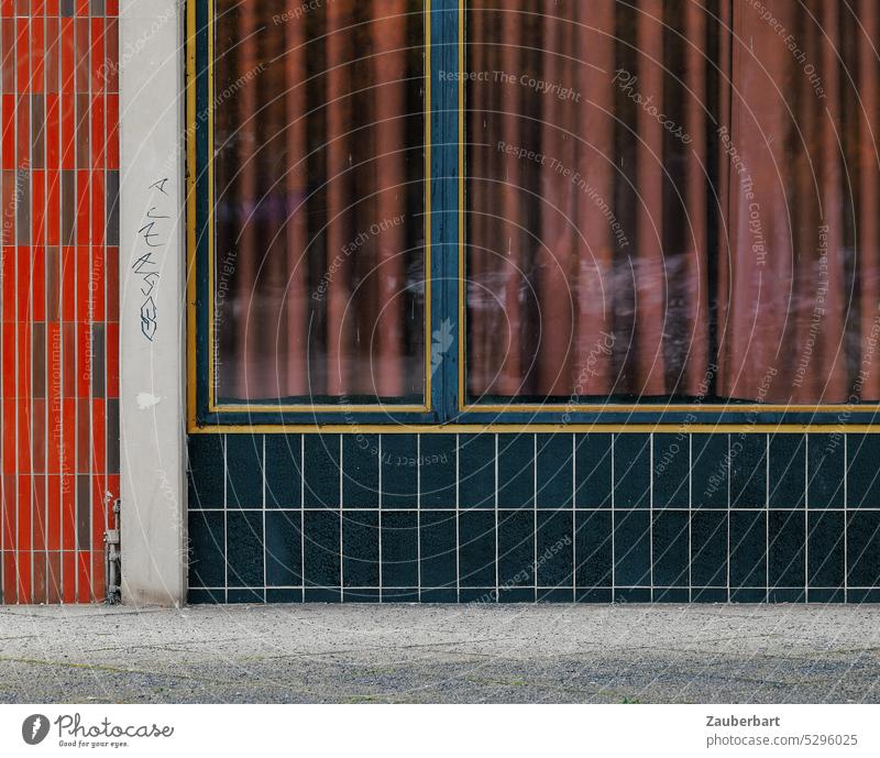 Detail einer Fassade der Nachkriegsmoderne mit Kacheln, Fenster und rotem Vorhang Moderne Berlin Reinickendorf Fliesen geometrisch abstrakt minimal