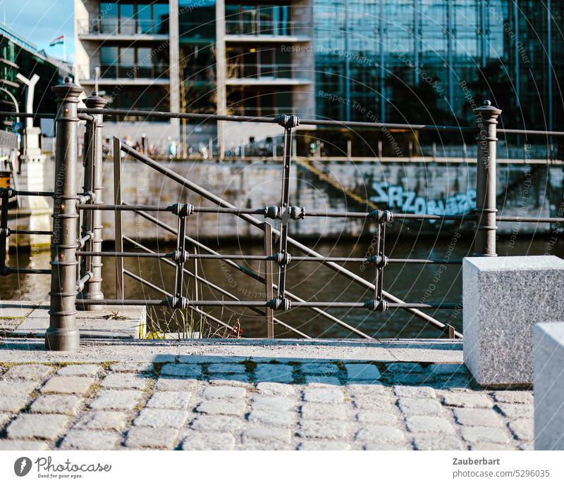 Blick auf Geländer vor der Spree nahe dem Regierungsviertel, dahinter moderne Bauten in Berlin-Mitte geschmiedet Fassade Fluss Wasser Brücke Stadt Großstadt