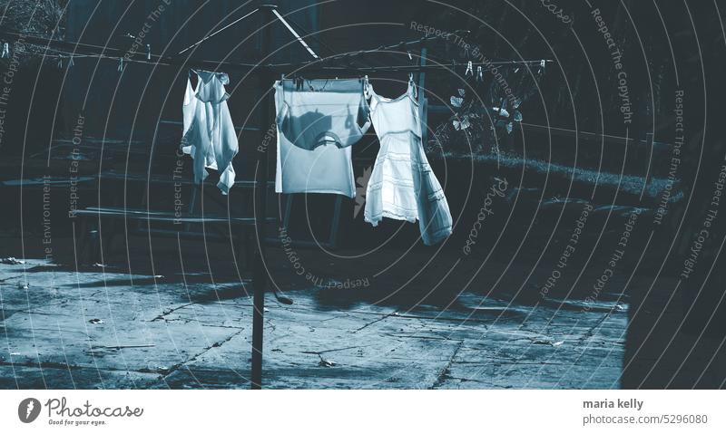 Auf der Wäscheleine hängende Kleidung Fenster grau Schatten Wäscherei Sauberkeit Wäsche waschen heimwärts Waschen Waschtag trocknen