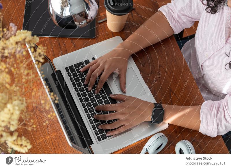 Anonyme Frau bei der Arbeit an einem Netbook am Arbeitsplatz freiberuflich benutzend Laptop heimwärts Projekt Wohnzimmer Komfort abgelegen online Business