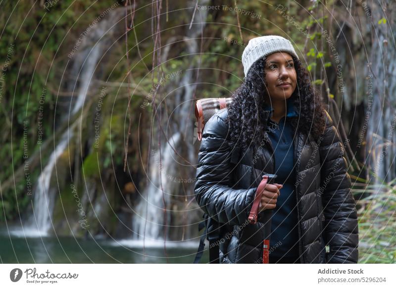 Reisende Frau mit Trekkingstöcken im Wald Wanderer bewundern Wasserfall See Natur Berge u. Gebirge Hochland Abenteuer Wanderung Reisender reisen Ausflug