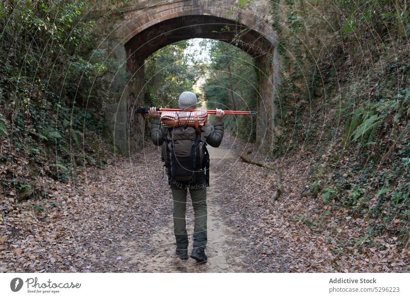 Unbekannter Wanderer geht im Wald spazieren Mann Trekking Reisender Spaziergang erkunden Wälder Natur Fernweh Weg männlich Wanderung Ausflug Baum Rucksack Mast