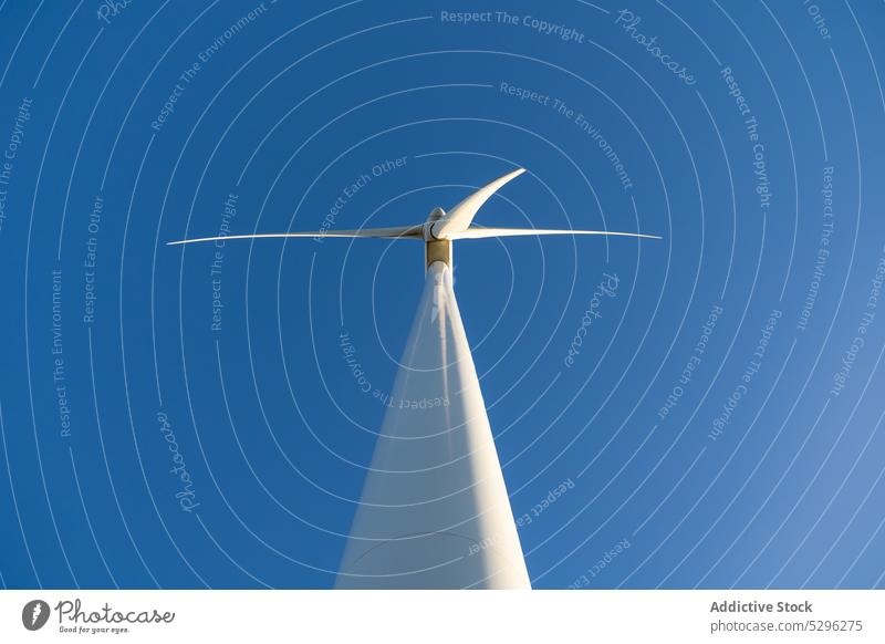 Windkraftanlage gegen blauen wolkenlosen Himmel Turbine alternativ Energie Blauer Himmel Wolkenloser Himmel Erzeuger Ökologie Inszenierung Ressource Kraft