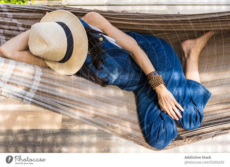 Frau mit Sonnenhut ruht in Hängematte sich[Akk] entspannen Lügen Sommer Hut Urlaub ruhig sorgenfrei Freizeit Lifestyle ruhen Feiertag trendy Outfit tagsüber