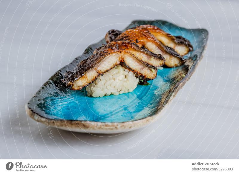 Geräucherter Aal Nigiri traditionell Meeresfrüchte Fisch Küche Japanisch Restaurant Reis Lebensmittel Mittagessen Diät Gesundheit Abendessen Mahlzeit asiatisch