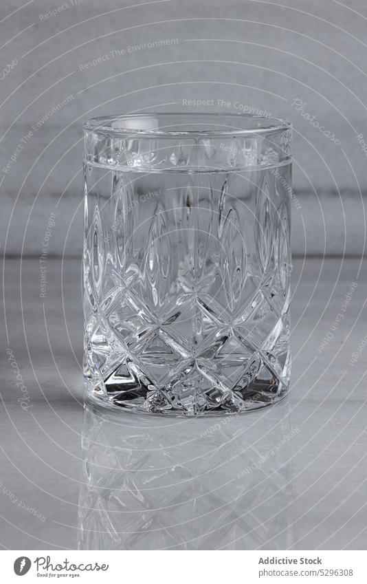 Ein Glas Wasser Hintergrund sehr wenige Sauberkeit abstrakt durchsichtig Design Anzeige modern liquide Produkt leer geometrisch Szene MEER Element trinken