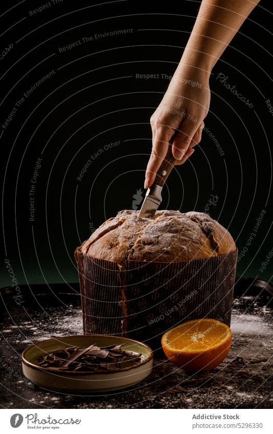 Der Koch schneidet einen leckeren Panettone an, einen berühmten italienischen Weihnachtskuchen Brot Lebensmittel Bäckerei Feiertag traditionell Kuchen