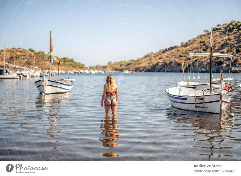 Frau im Bikini in der Nähe von Yachten bewundernden Blick Tourist Boot MEER Jacht sich[Akk] entspannen Urlaub Cadaques Strand Girona Spanien reisen Abenteuer