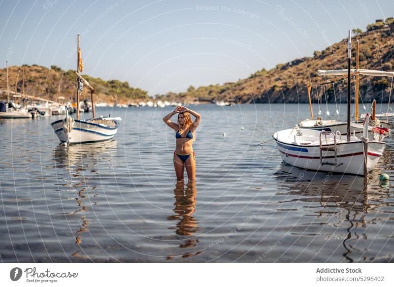 Frau im Bikini in der Nähe von Yachten bewundernden Blick Tourist Boot MEER Jacht sich[Akk] entspannen Urlaub Cadaques Strand Girona Spanien reisen Abenteuer