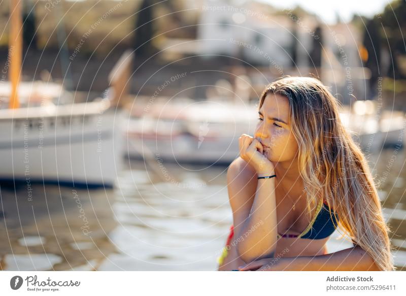 Positive Frau chillt auf Yacht im Hafen Reisender Boot Jacht ruhen Kälte Sommer Wochenende Girona Portwein Spanien Cadaques Strand Tourismus Abenteuer Freiheit