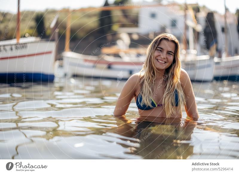 Glückliche Frau im Bikini in der Nähe von Yachten bewundernden Blick Tourist Boot MEER Jacht sich[Akk] entspannen Urlaub Cadaques Strand Girona Spanien reisen