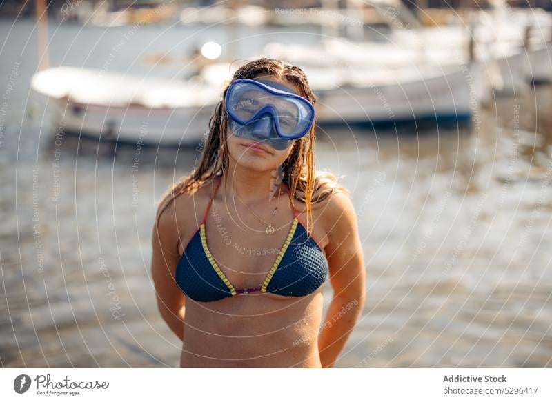 Frau mit Taucherbrille beim Tauchen im Hafen Schutzbrille Sinkflug Portwein sich[Akk] entspannen Sommer Wochenende Cadaques Strand Spanien Girona Schwimmer