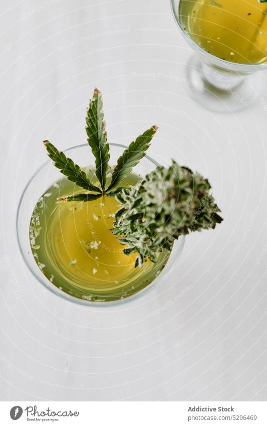 Gläser mit Marihuana-Infusion auf weißem Hintergrund trinken Tee Aroma Glas Erholung Produkt Blatt Kraut frisch riechen Pflanze getrocknet natürlich trocknen