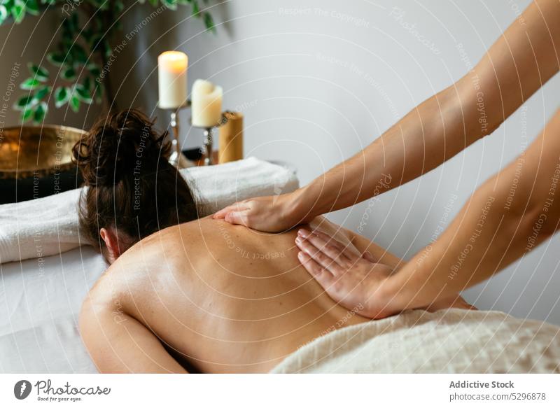 Eine Therapeutin massiert den Rücken einer Kundin in einem Spa-Salon Frauen Massage Therapie Rehabilitation Verfahren Wiederherstellung Klient Masseurin heilen