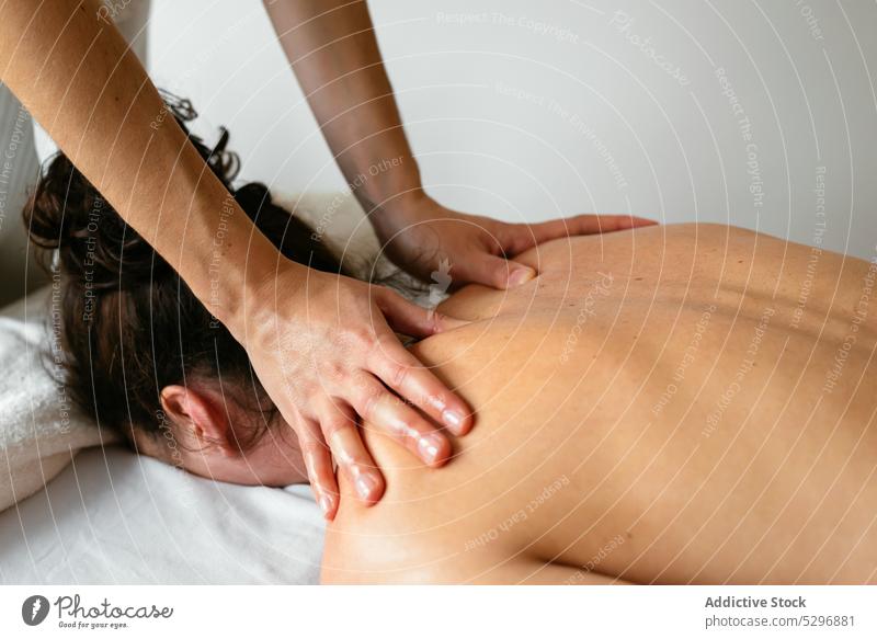 Eine Therapeutin massiert den Rücken einer Kundin in einem Spa-Salon Frauen Massage Therapie Rehabilitation Verfahren Wiederherstellung Klient Masseurin heilen