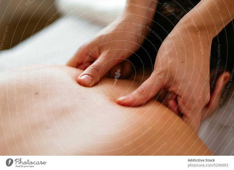 Anonymer Therapeut massiert Rücken und Nacken einer Kundin Frauen Massage Akupunktur Spa Verfahren Wohlbefinden Masseurin Salon Wellness Lügen Spezialist Klient